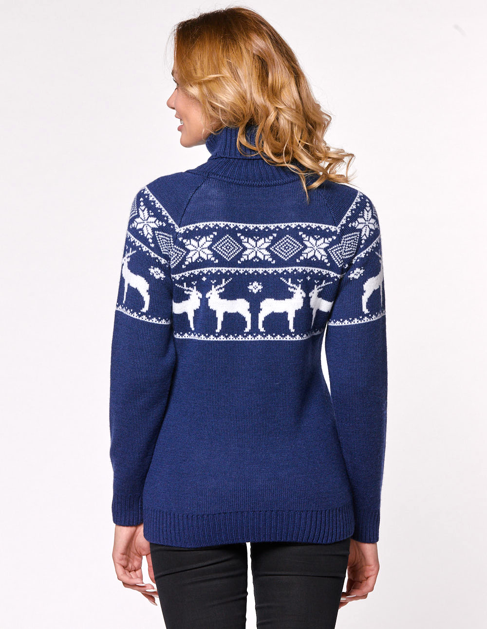 Женский свитер с оленями в ряд - фото4
