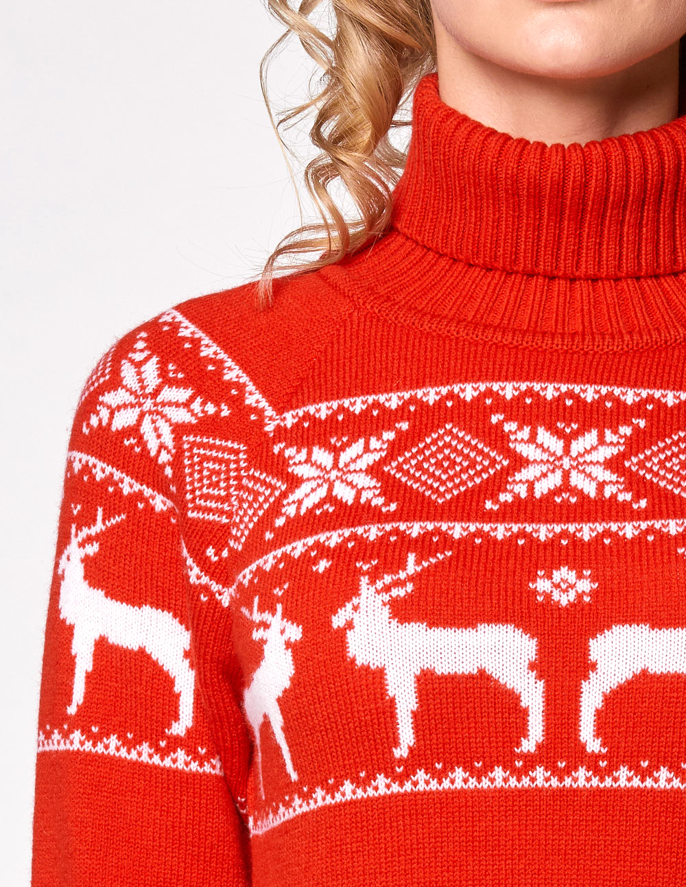 Женский свитер с оленями в ряд - фото2