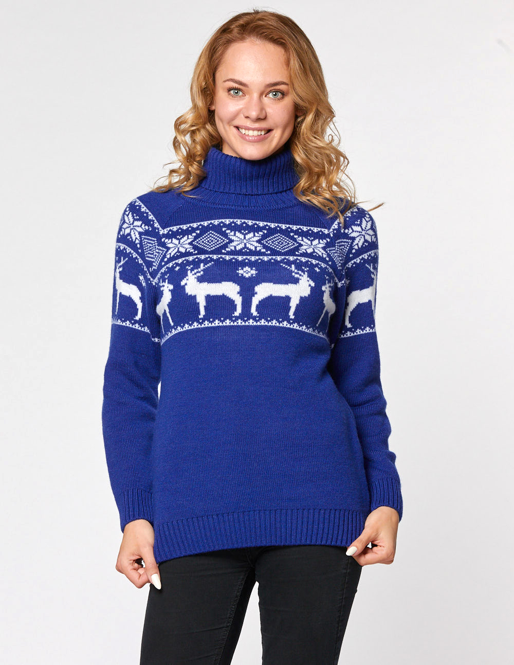 Женский свитер с оленями в ряд - фото1