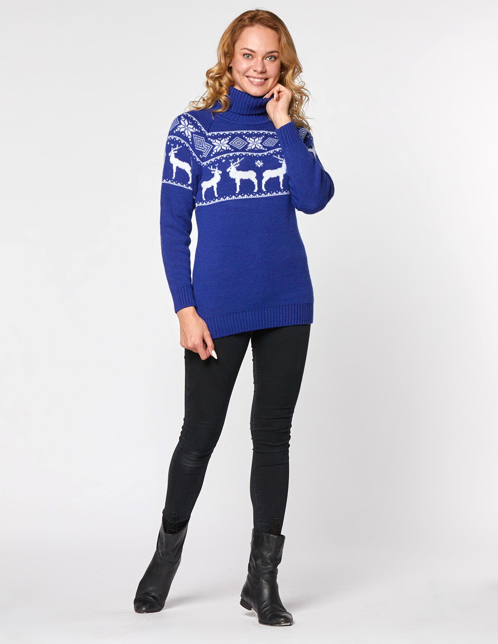 Женский свитер с оленями в ряд - фото3