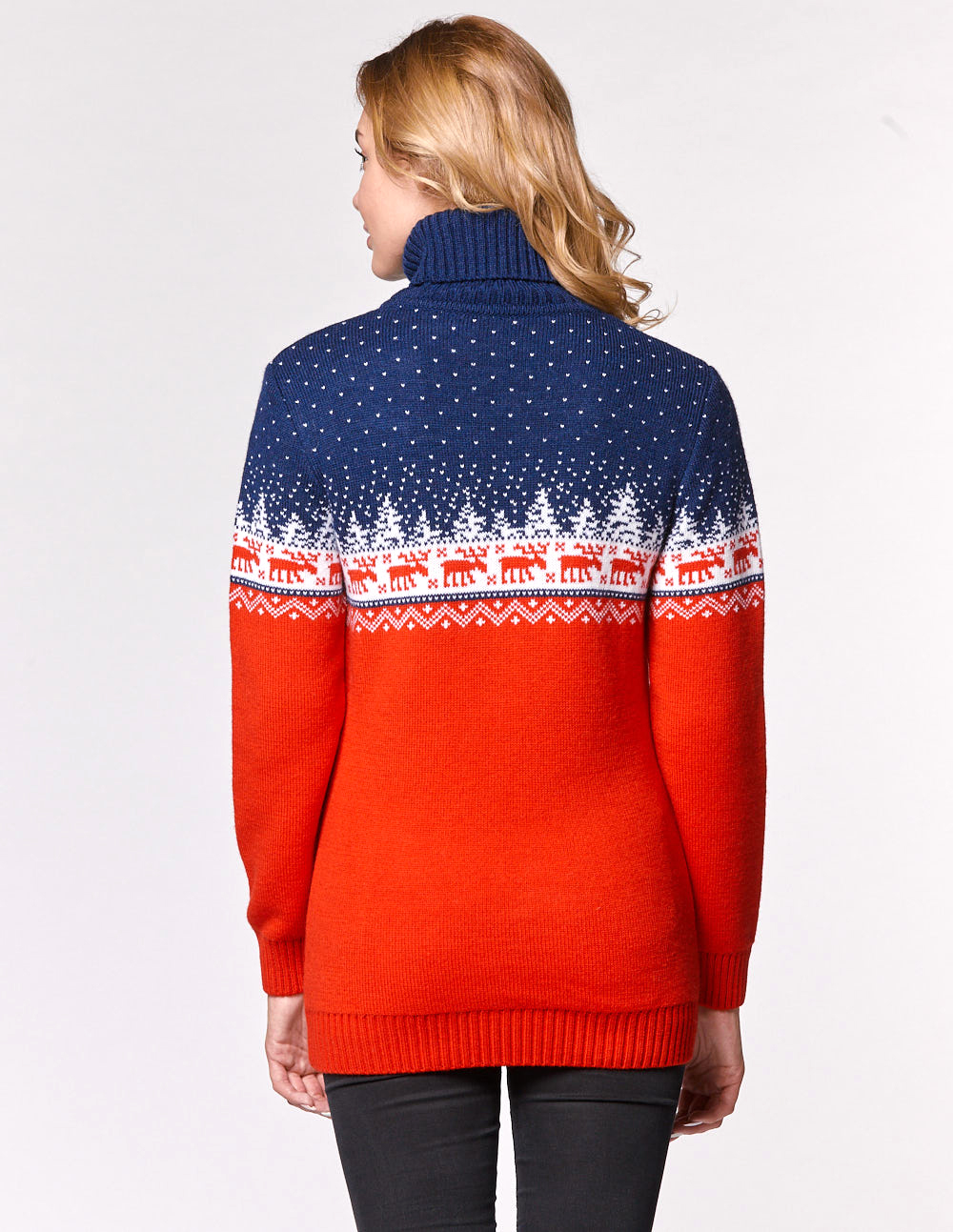 Женский свитер с оленями в лесу - фото4