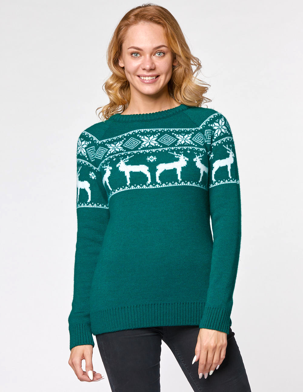 Женский свитер с оленями в ряд - фото1