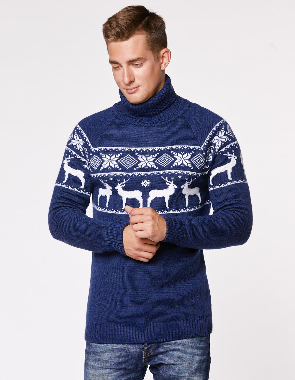 Мужской свитер с оленями в ряд с горлом - фото2