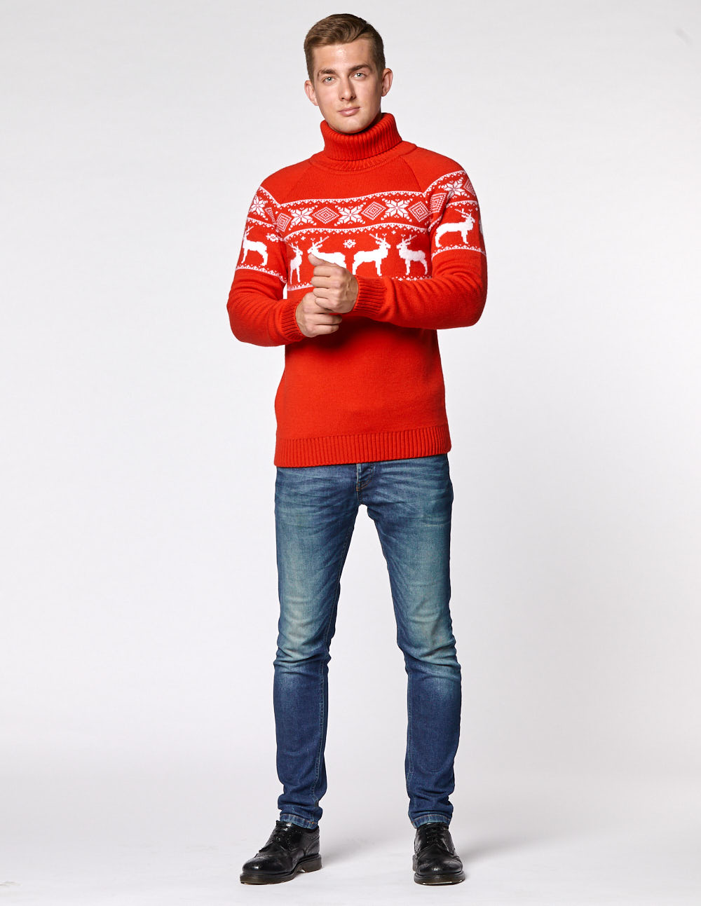 Мужской свитер с оленями в ряд с горлом - фото4