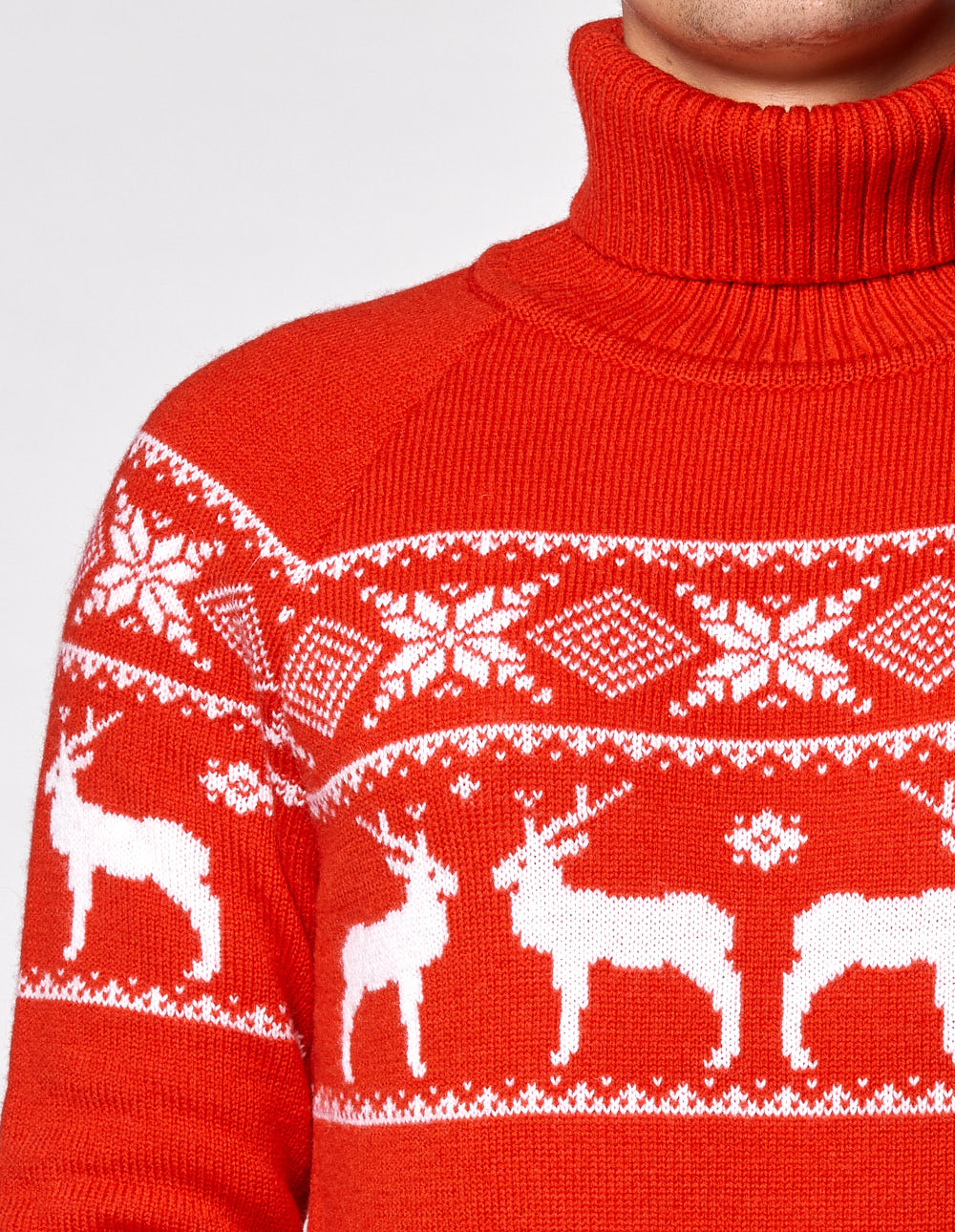 Мужской свитер с оленями в ряд с горлом - фото5