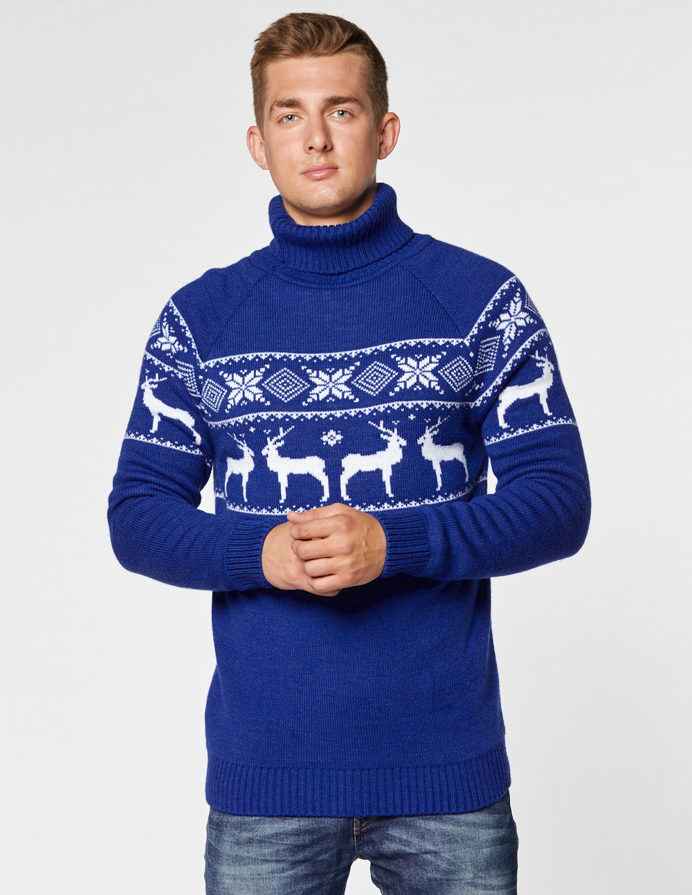 Мужской свитер с оленями в ряд с горлом - фото1
