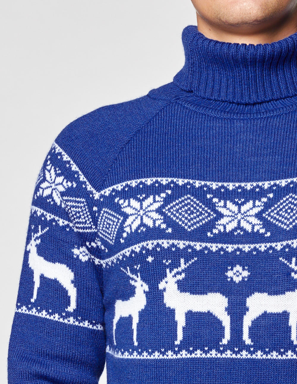 Мужской свитер с оленями в ряд с горлом - фото5