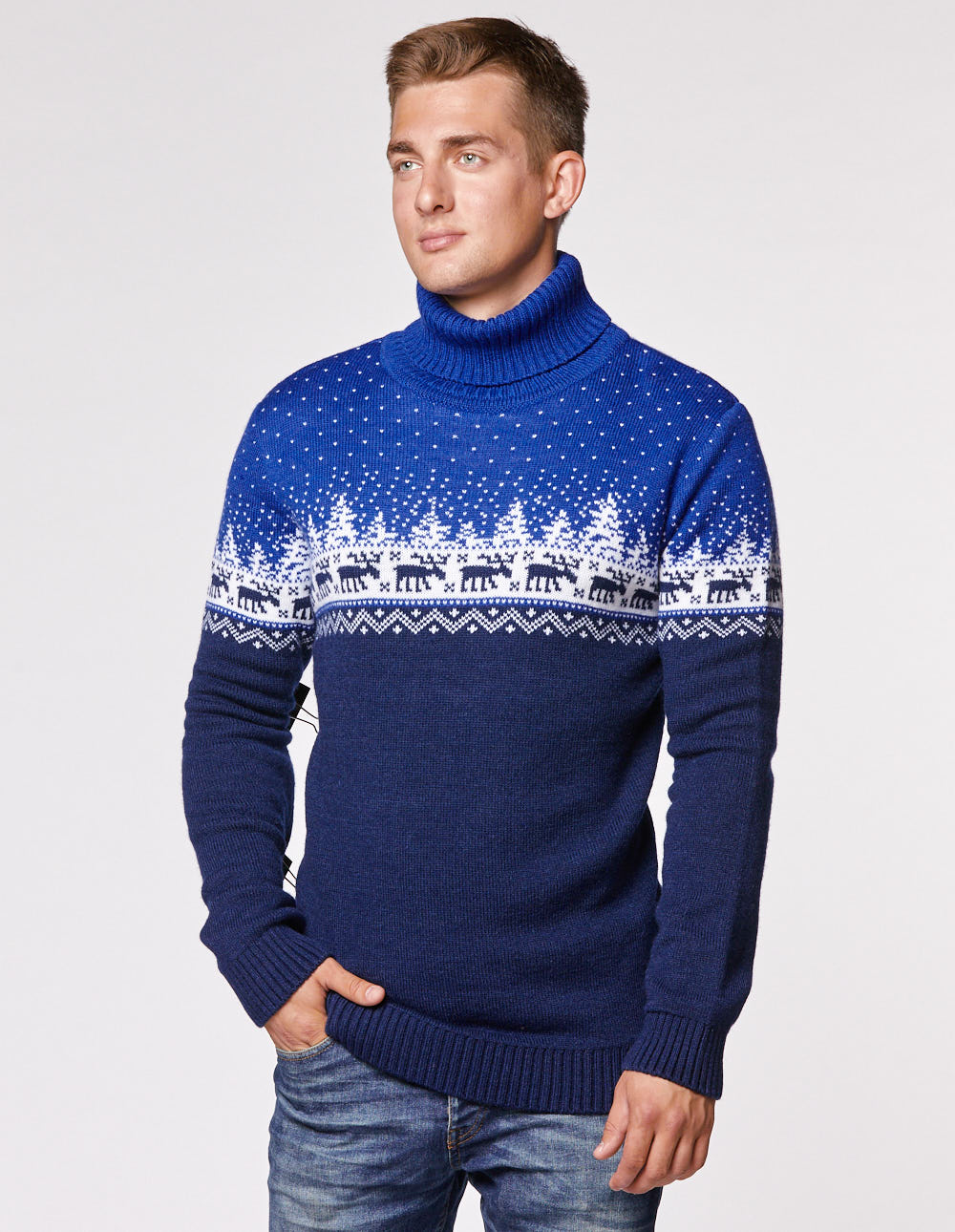 Мужской свитер с оленями в лесу с горлом - фото2