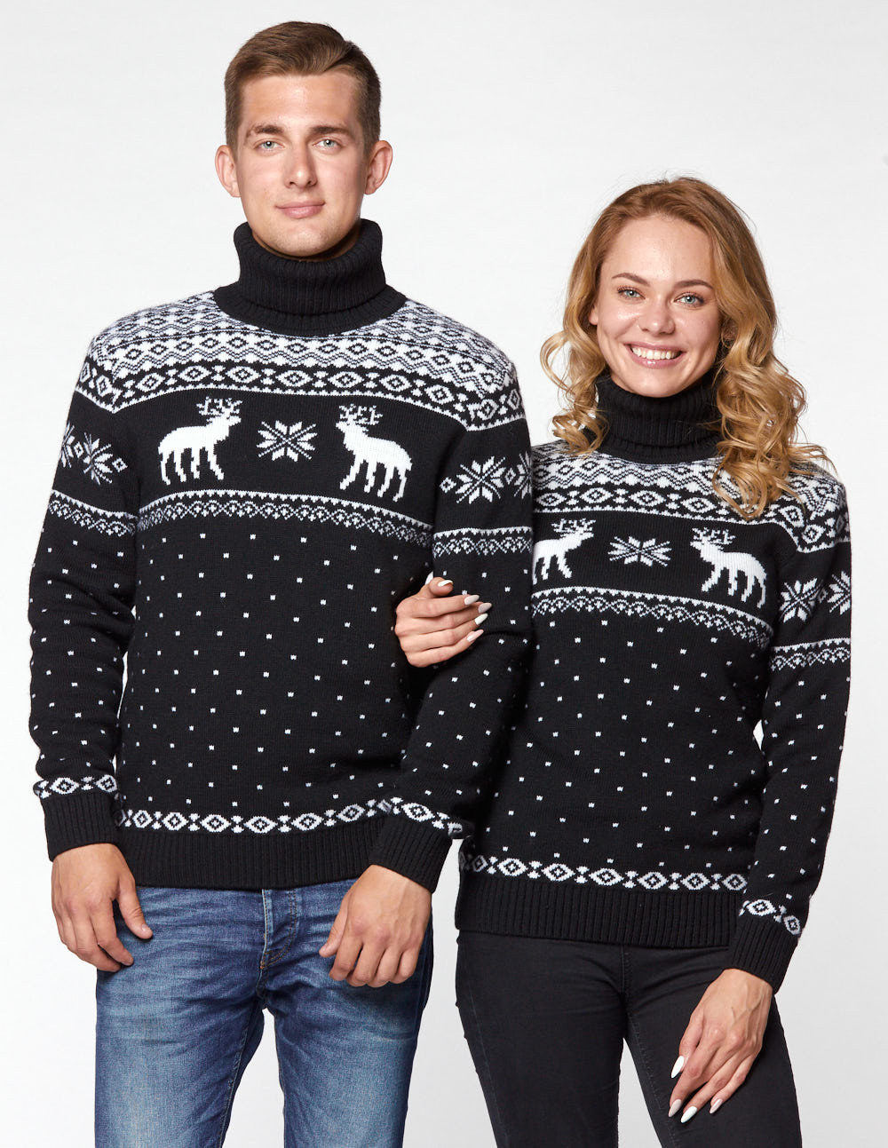 Мужской и женский свитеры с оленями - фото1