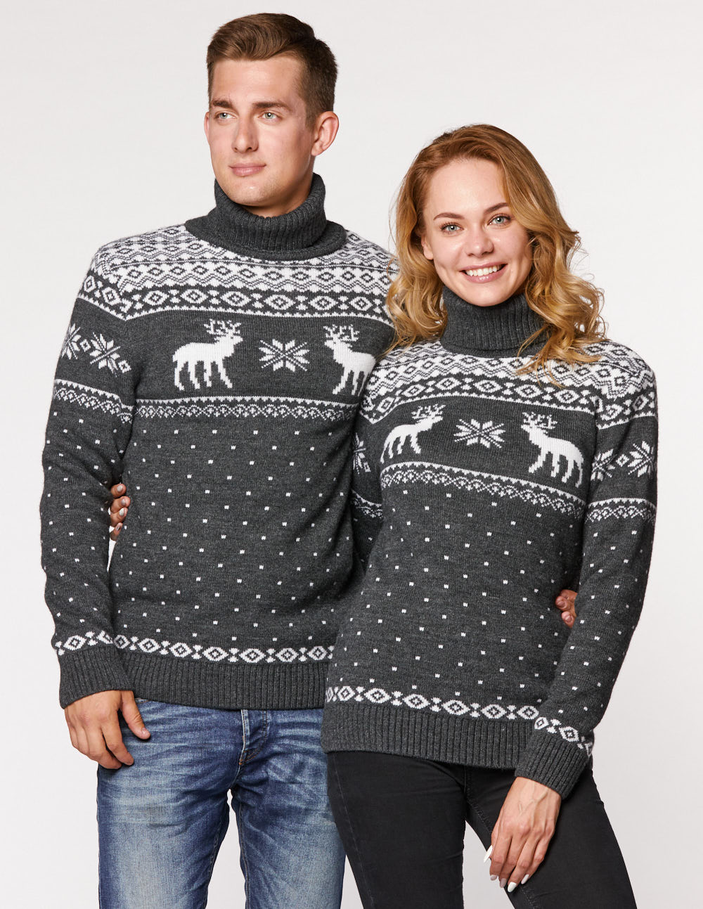 Мужской и женский свитеры с оленями - фото2