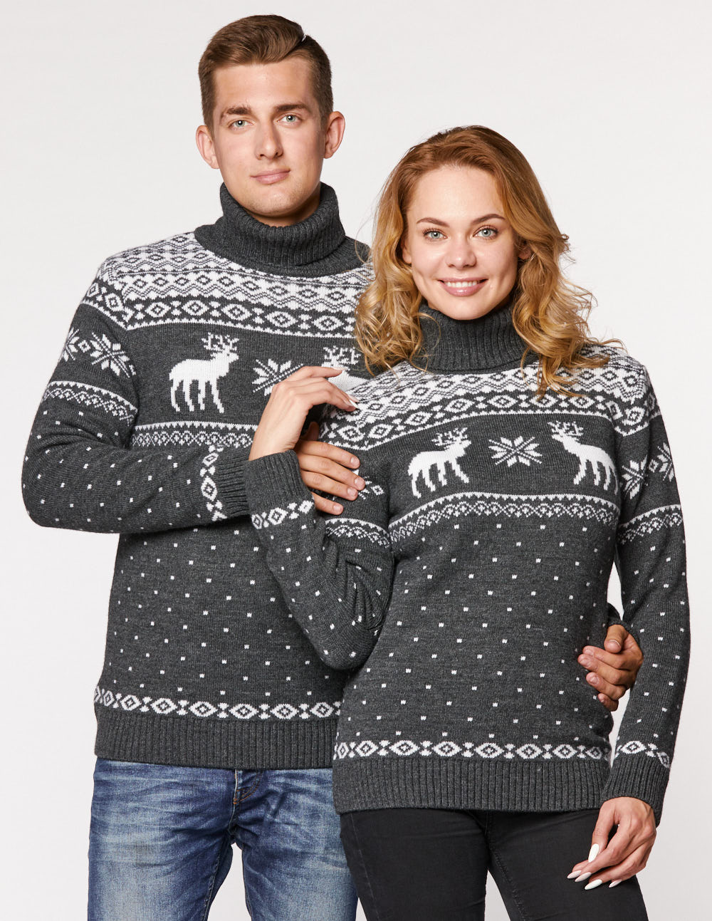 Мужской и женский свитеры с оленями - фото3