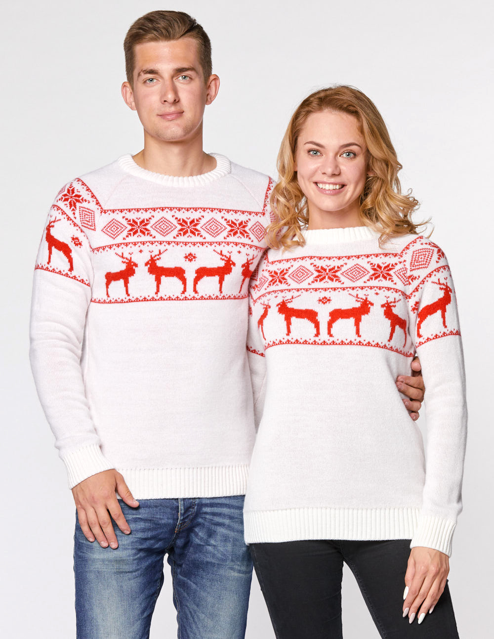 Мужской и женский свитеры с оленями в ряд - фото1