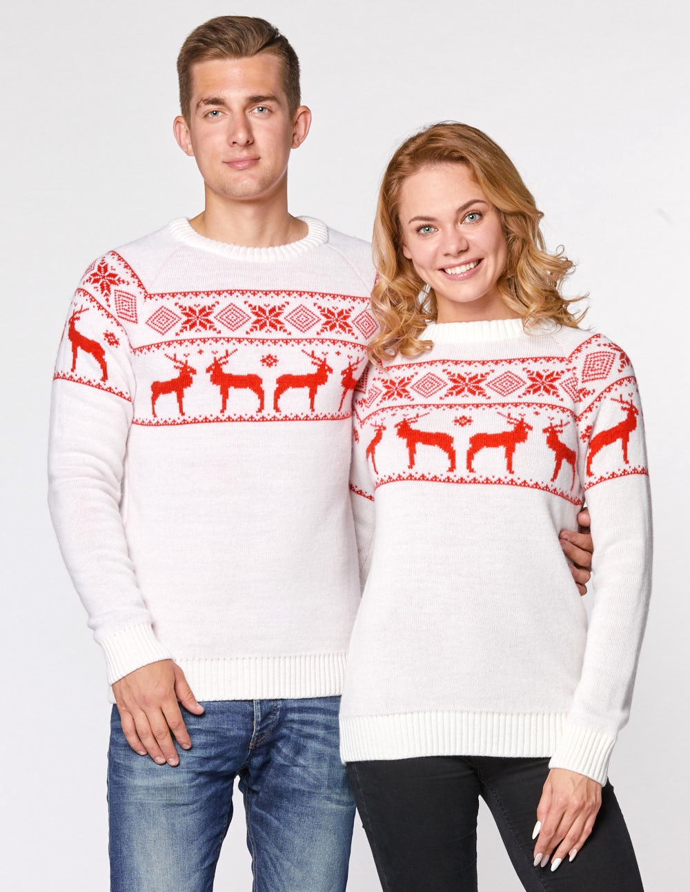 Мужской и женский свитеры с оленями в ряд - фото2