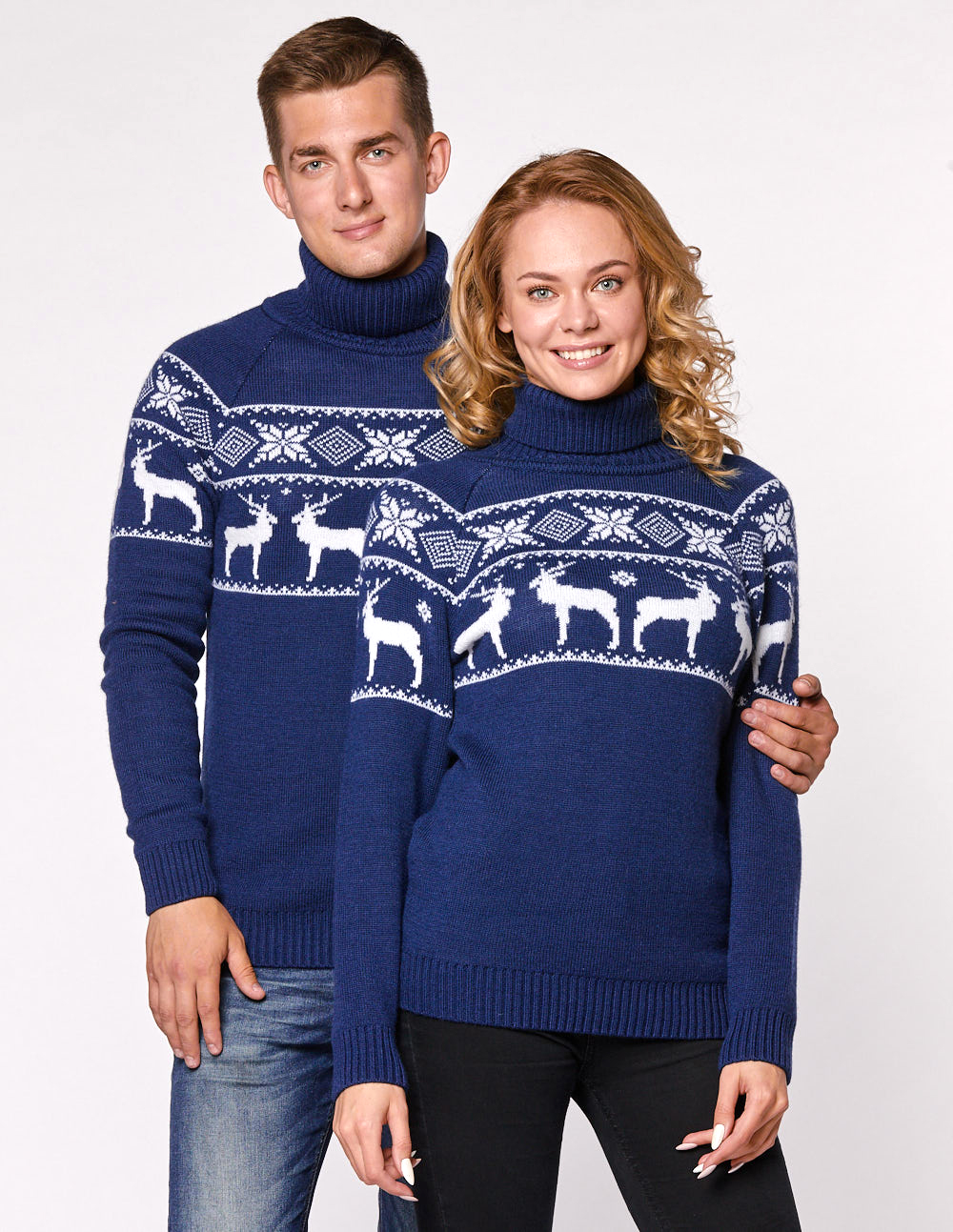 Мужской и женский свитеры с оленями в ряд - фото1