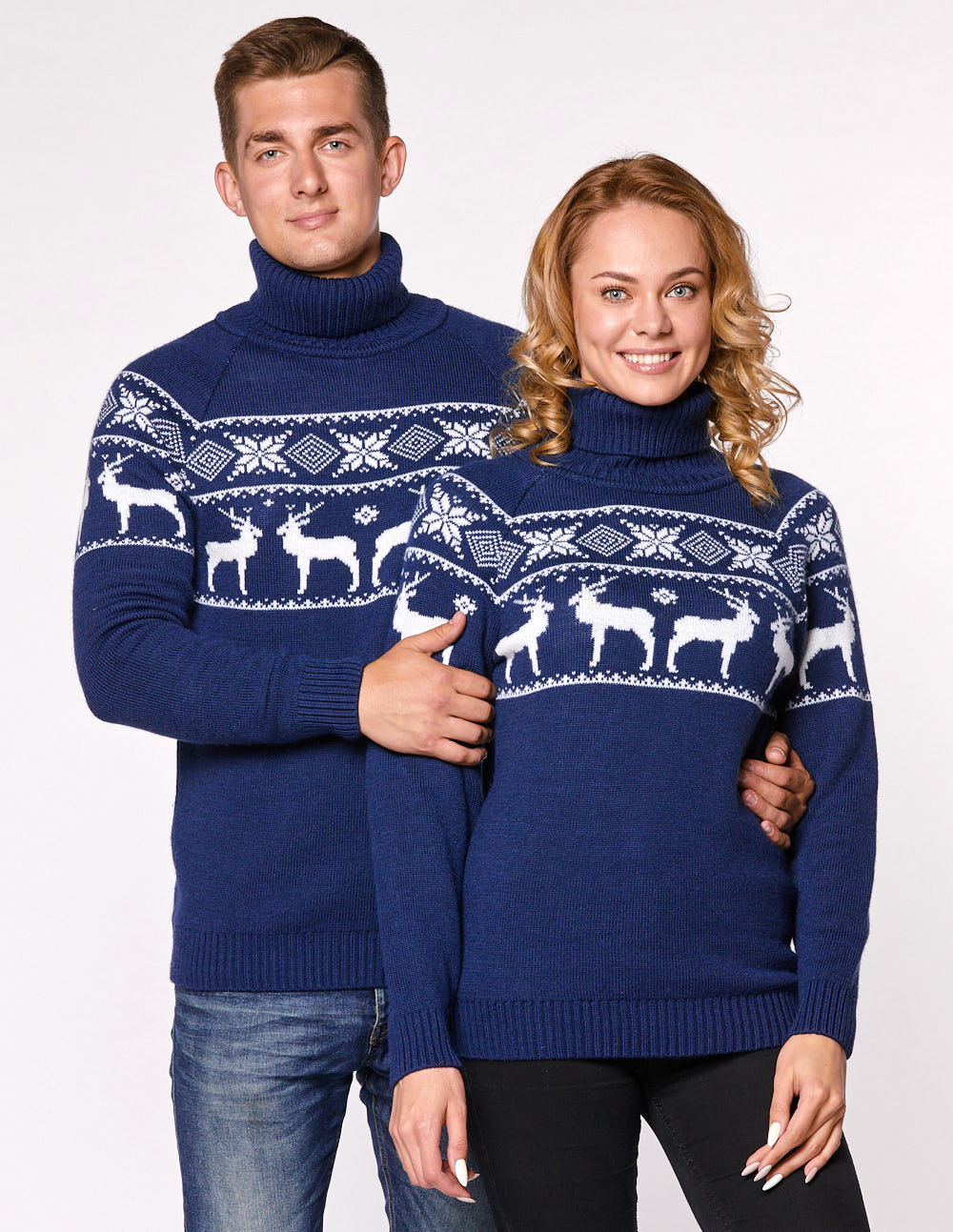 Мужской и женский свитеры с оленями в ряд - фото2