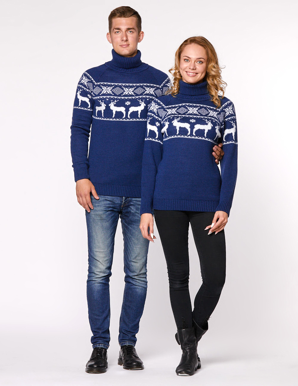 Мужской и женский свитеры с оленями в ряд - фото4