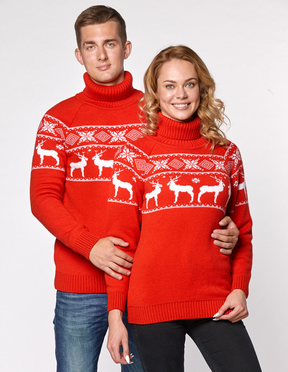 Мужской и женский свитеры с оленями в ряд - фото2