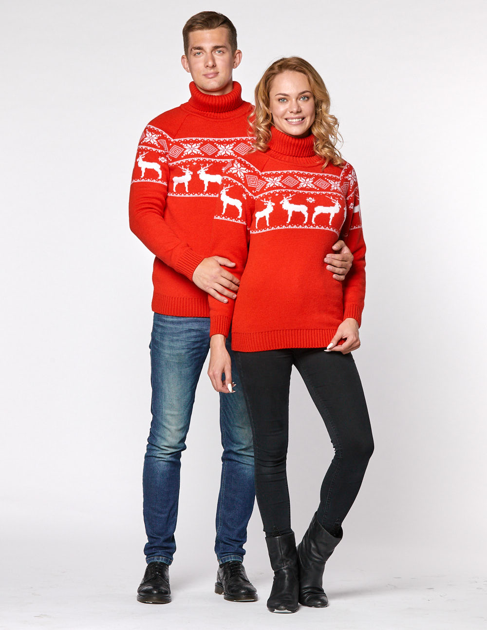 Мужской и женский свитеры с оленями в ряд - фото4
