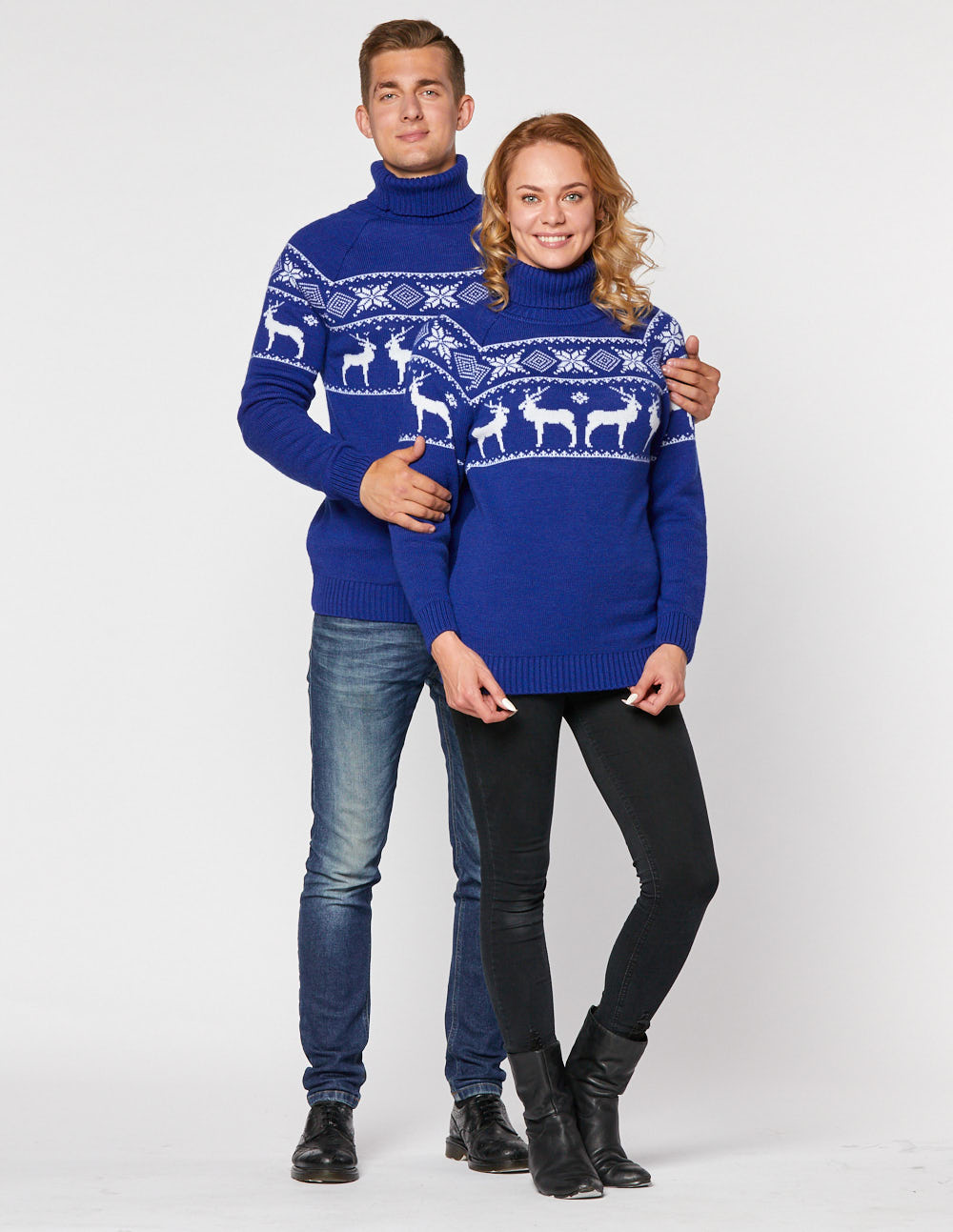 Мужской и женский свитеры с оленями в ряд - фото3