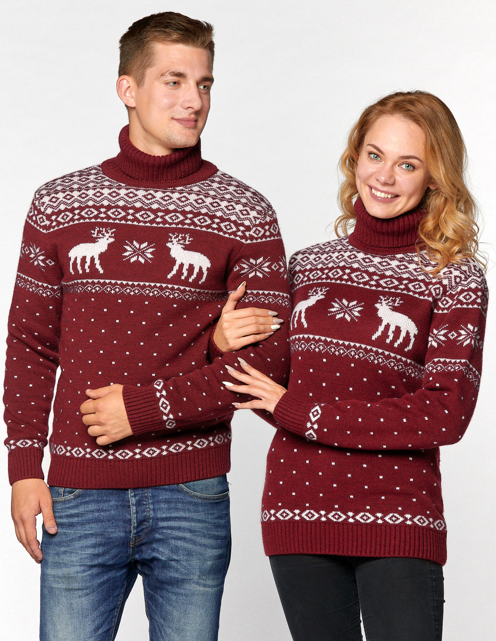 Мужской и женский свитеры с оленями - фото2