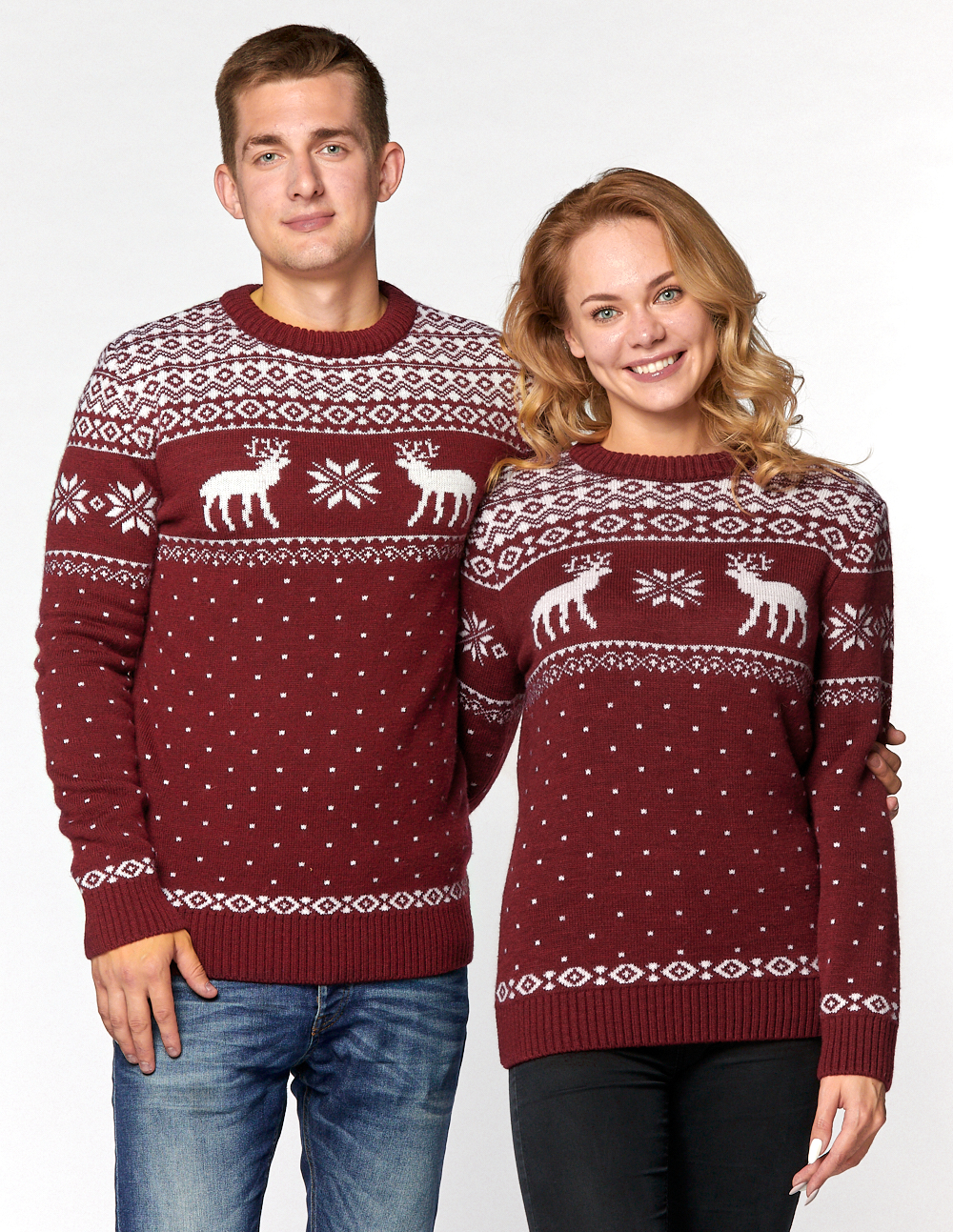 Мужской и женский свитеры с оленями - фото1