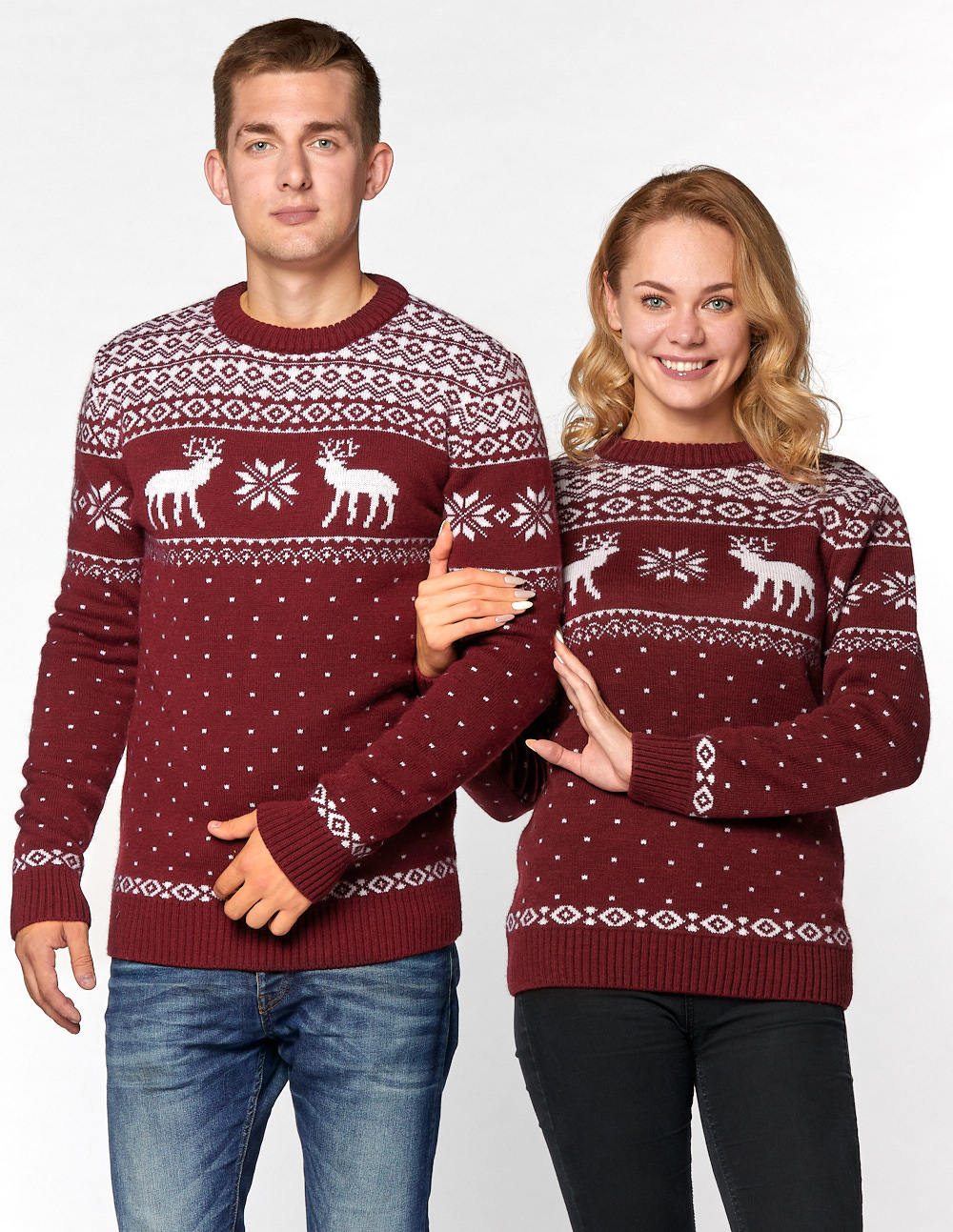 Мужской и женский свитеры с оленями - фото2
