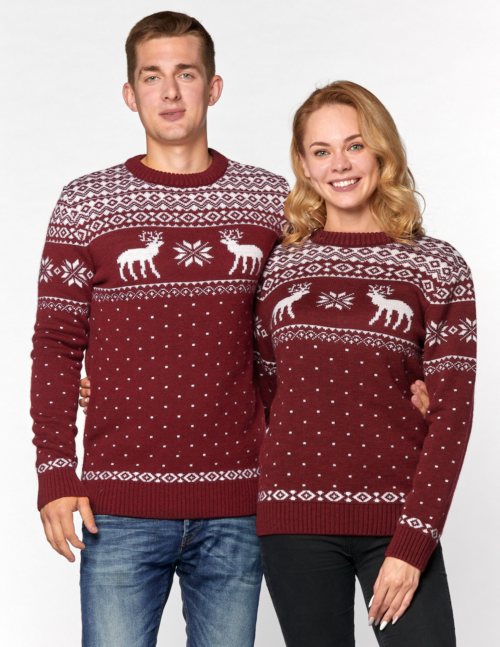 Мужской и женский свитеры с оленями - фото3