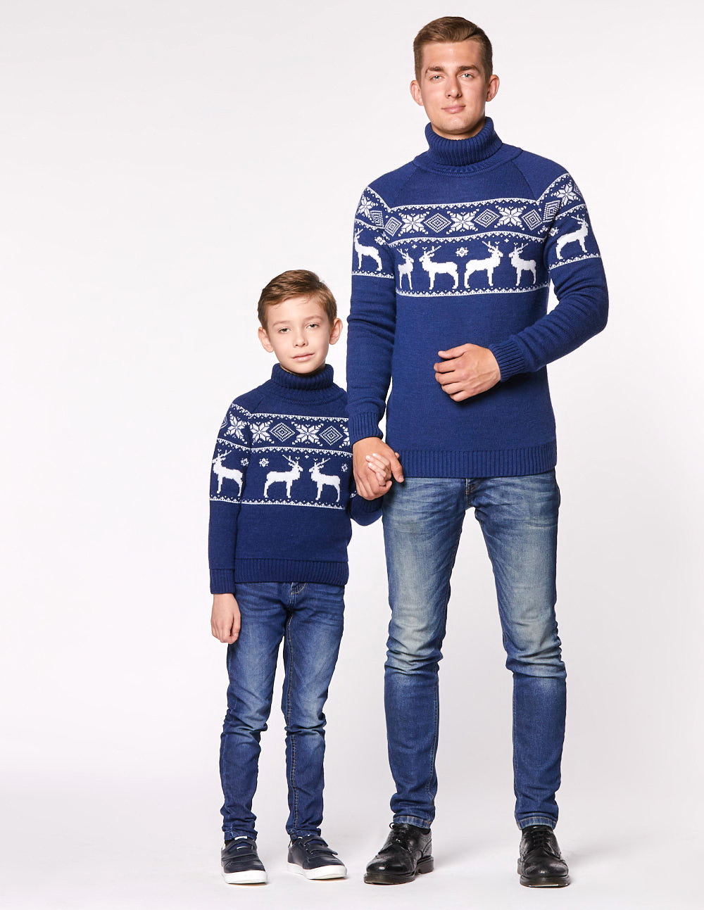 Свитеры с оленями в ряд для папы и сына - фото3