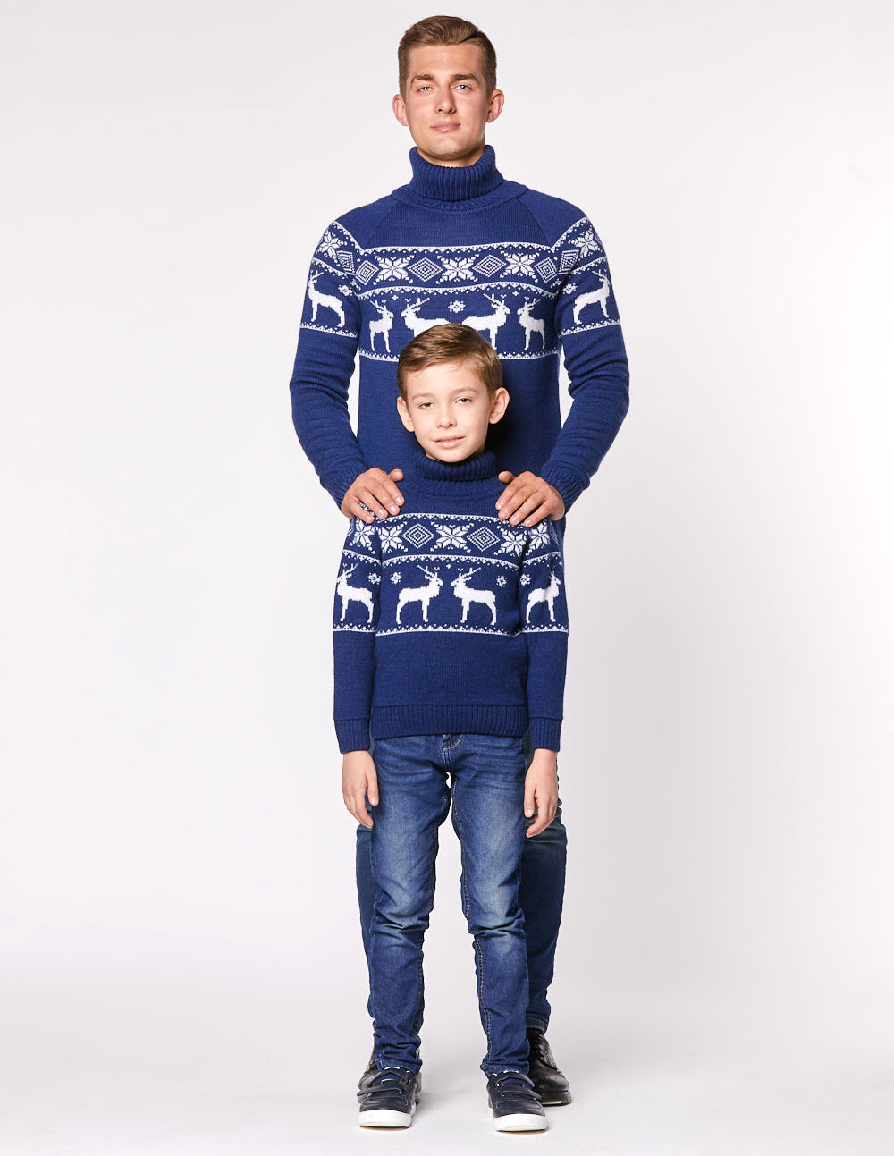 Свитеры с оленями в ряд для папы и сына - фото4