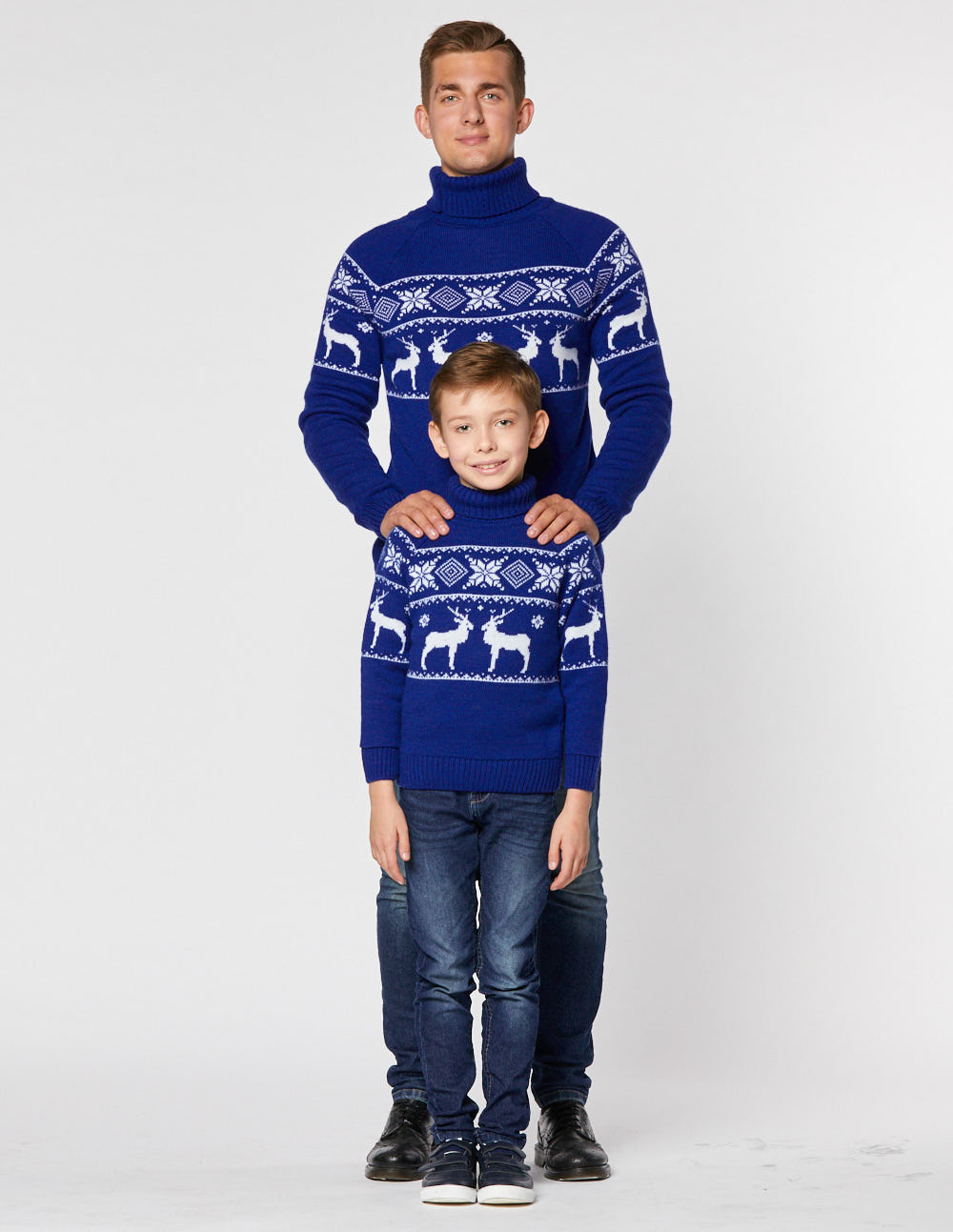 Свитеры с оленями в ряд для папы и сына - фото4