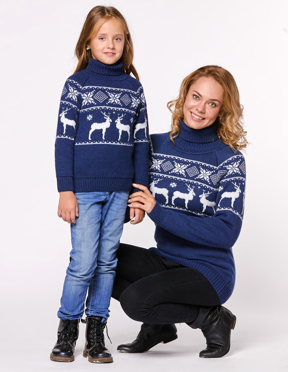 Свитеры с оленями в ряд для мамы и дочки - фото1