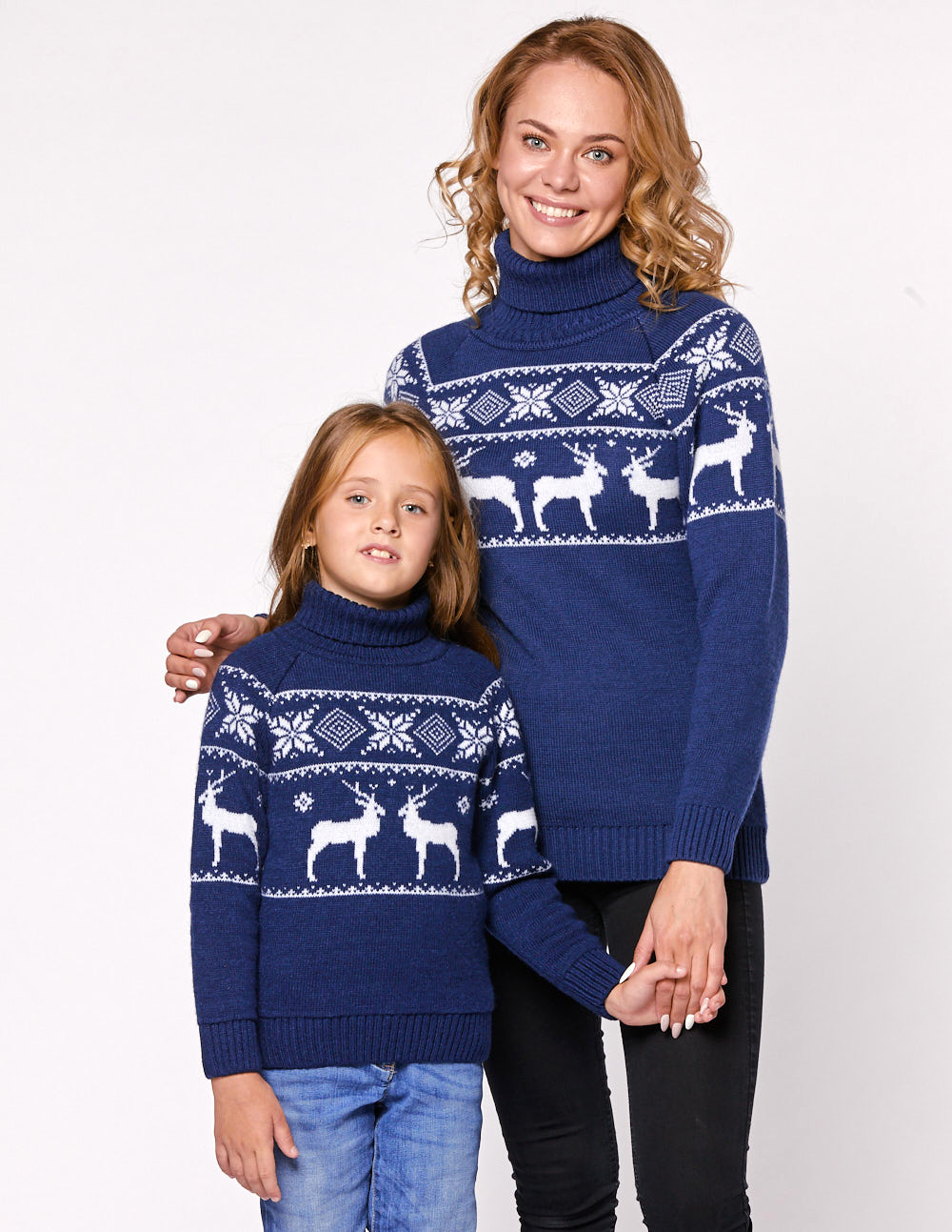 Свитеры с оленями в ряд для мамы и дочки - фото3