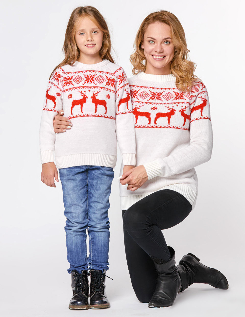 Свитеры с оленями в ряд для мамы и дочки - фото2