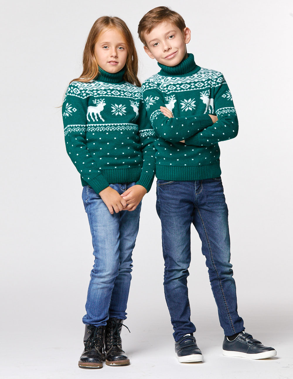 Детские парные свитеры с оленями - фото2