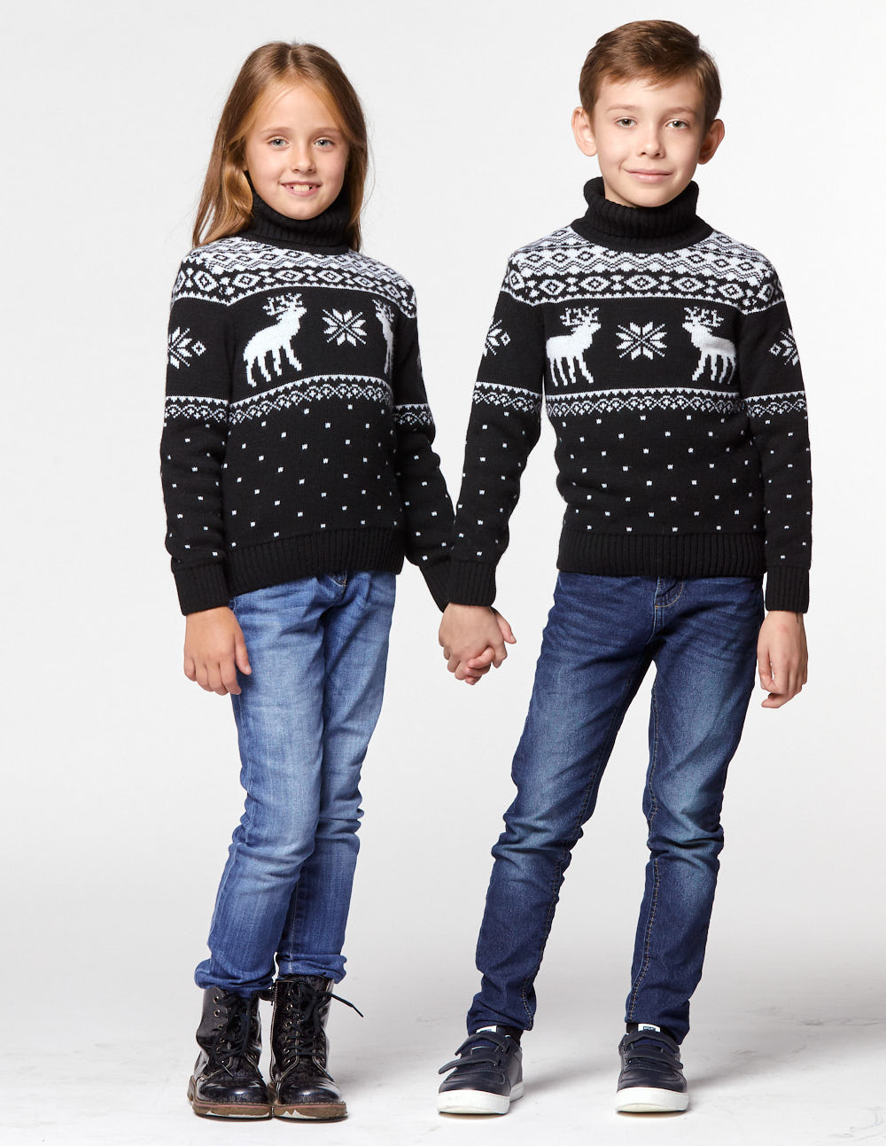 Детские парные свитеры с оленями - фото1