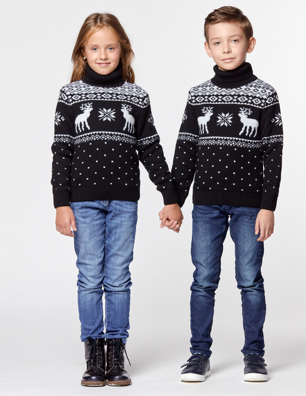 Детские парные свитеры с оленями - фото2