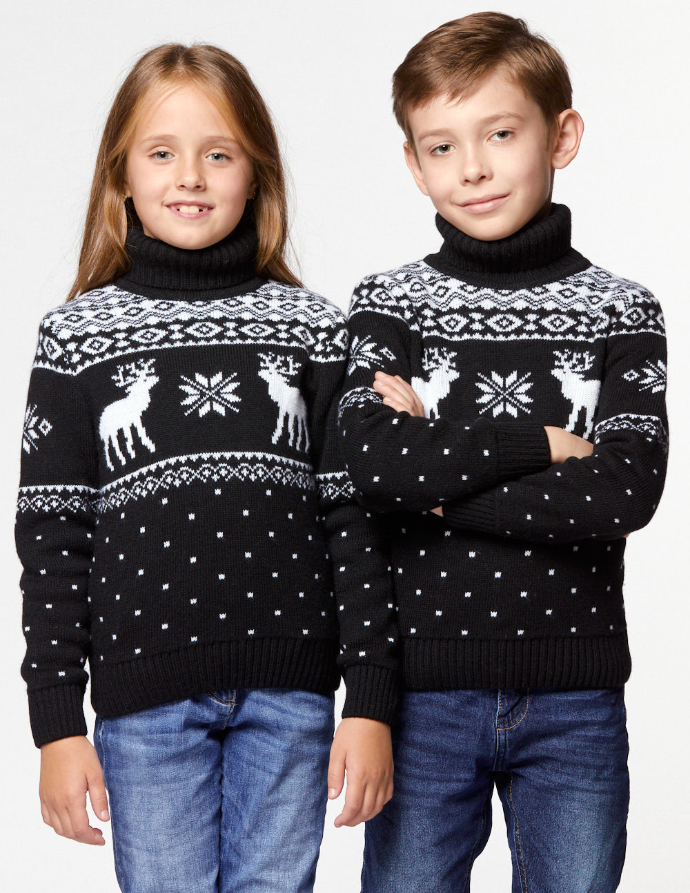 Детские парные свитеры с оленями - фото3