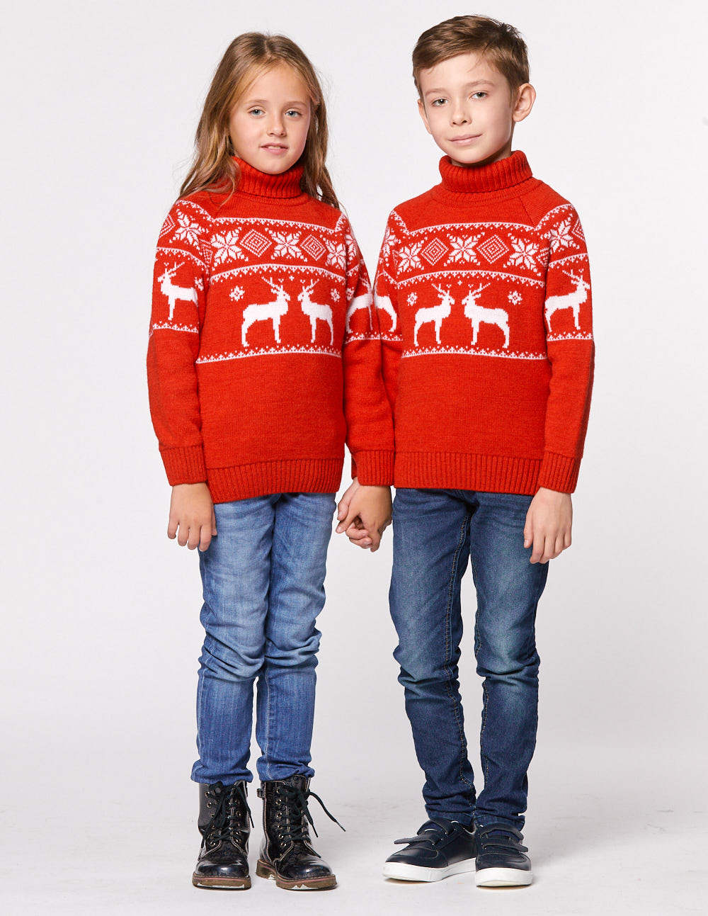 Детские парные свитеры с оленями в ряд - фото1