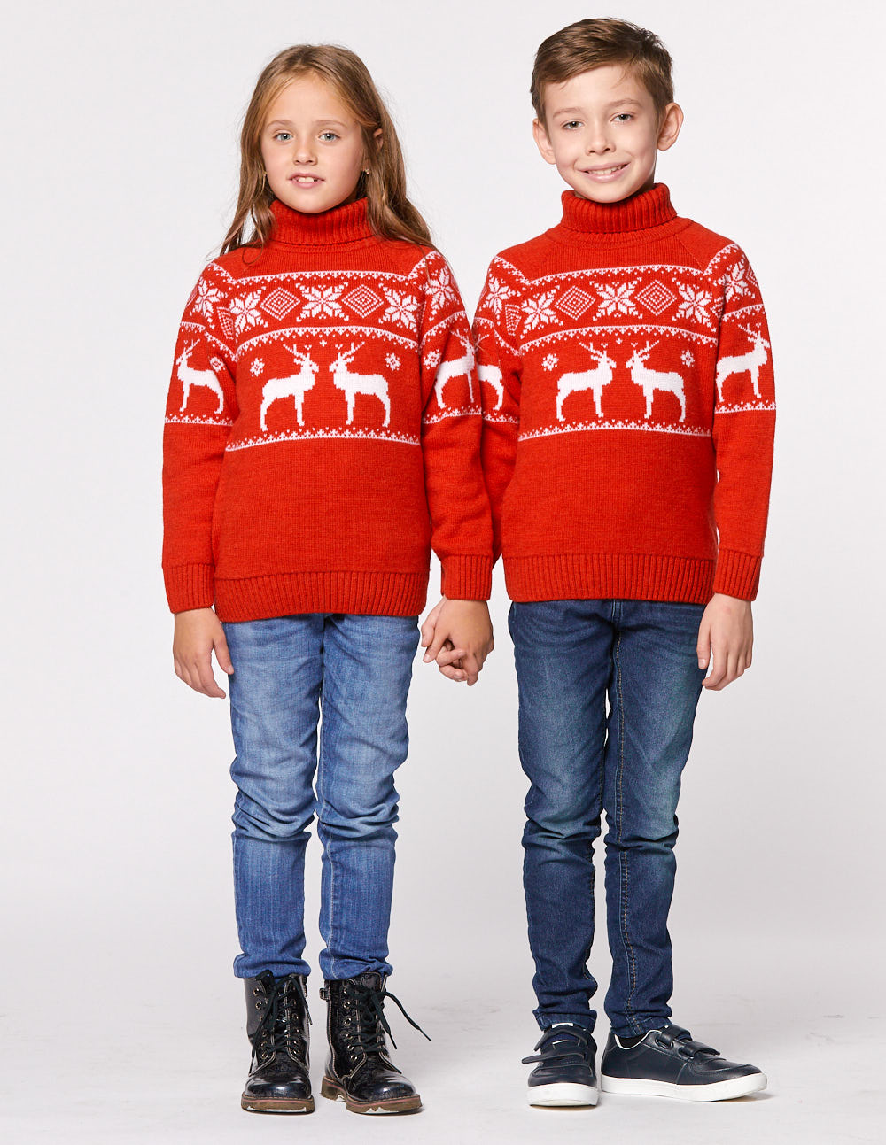 Детские парные свитеры с оленями в ряд - фото2