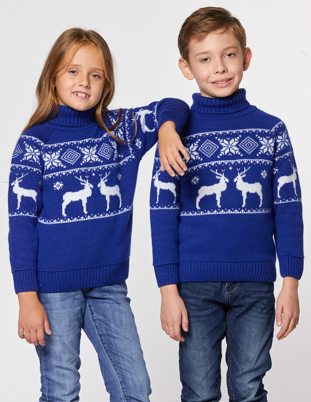 Детские парные свитеры с оленями в ряд - фото2