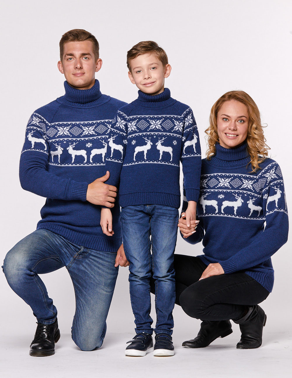 Свитеры с оленями в ряд для папы, мамы и ребёнка - фото2