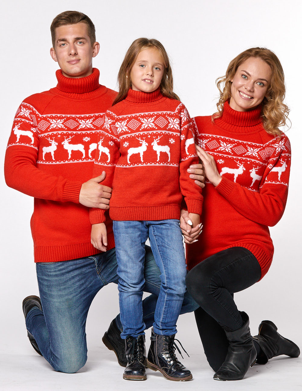 Свитеры с оленями в ряд для папы, мамы и ребёнка - фото2