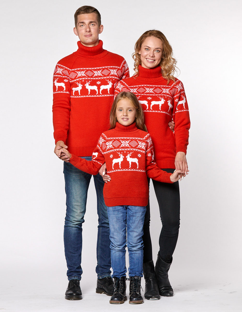 Свитеры с оленями в ряд для папы, мамы и ребёнка - фото4