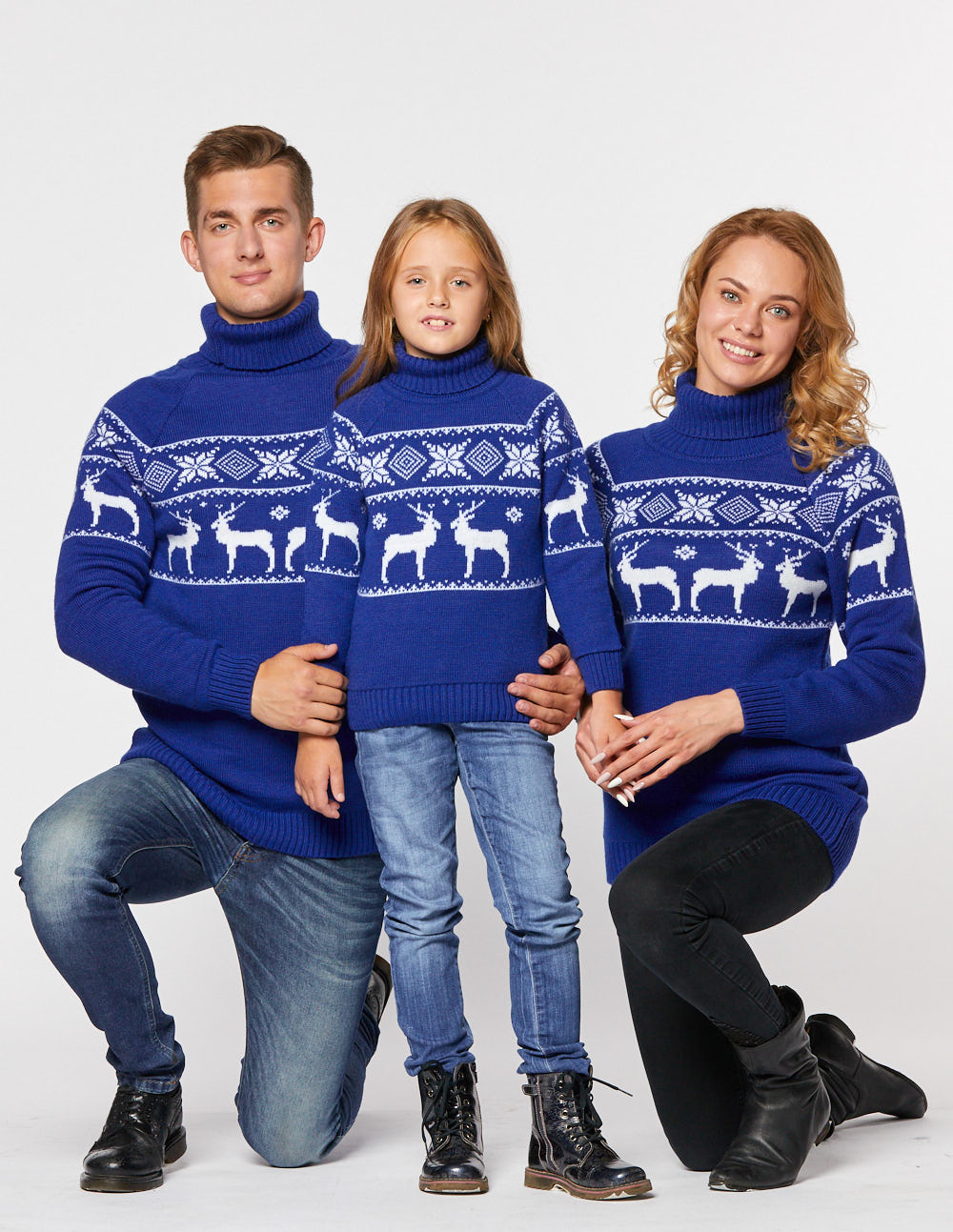 Свитеры с оленями в ряд для папы, мамы и ребёнка - фото2
