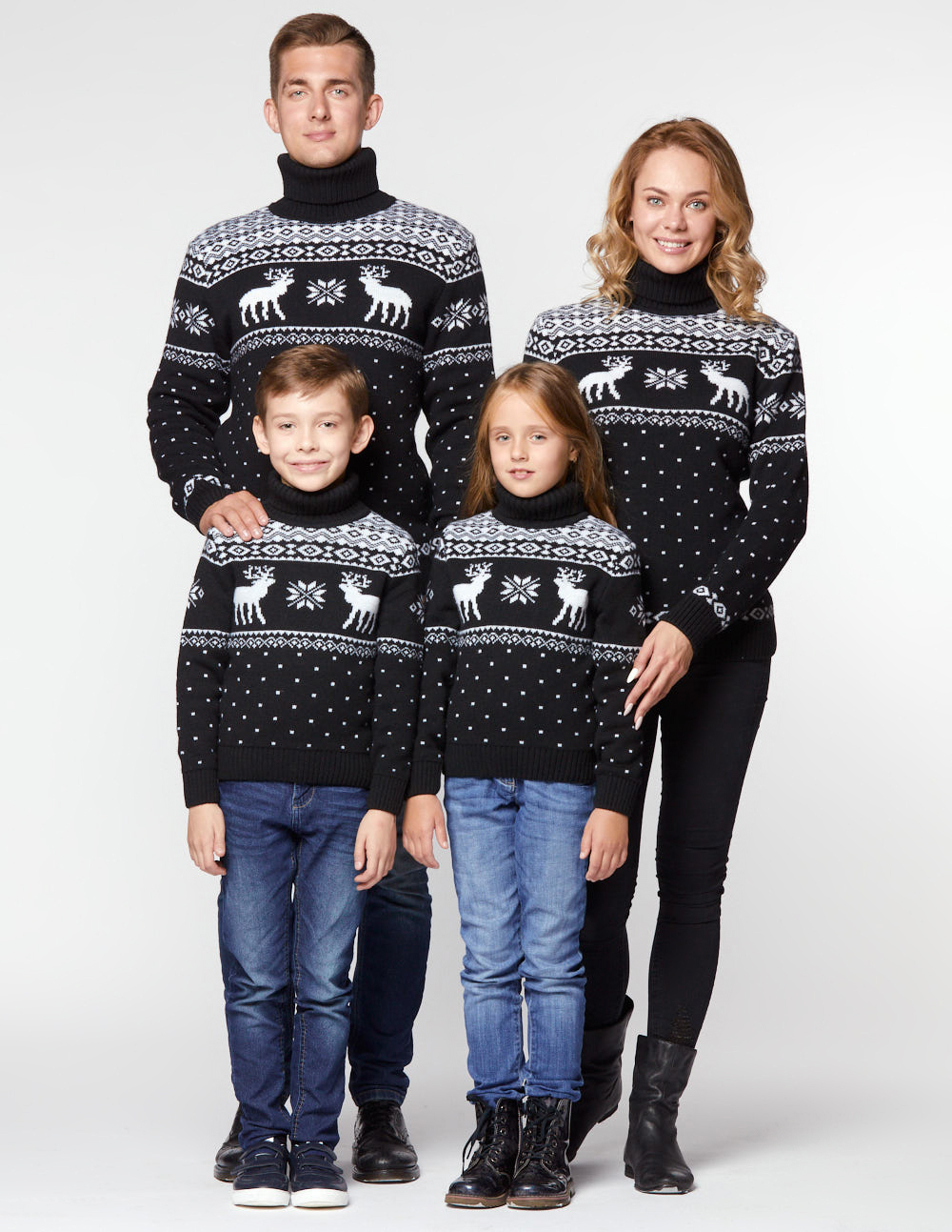 Свитеры с оленями для папы, мамы и двух детей - фото3