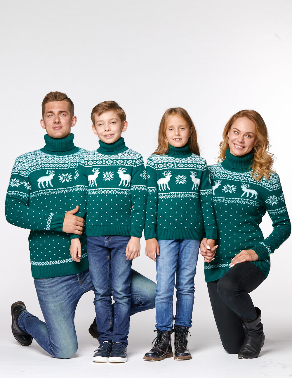 Свитеры с оленями для папы, мамы и двух детей - фото2