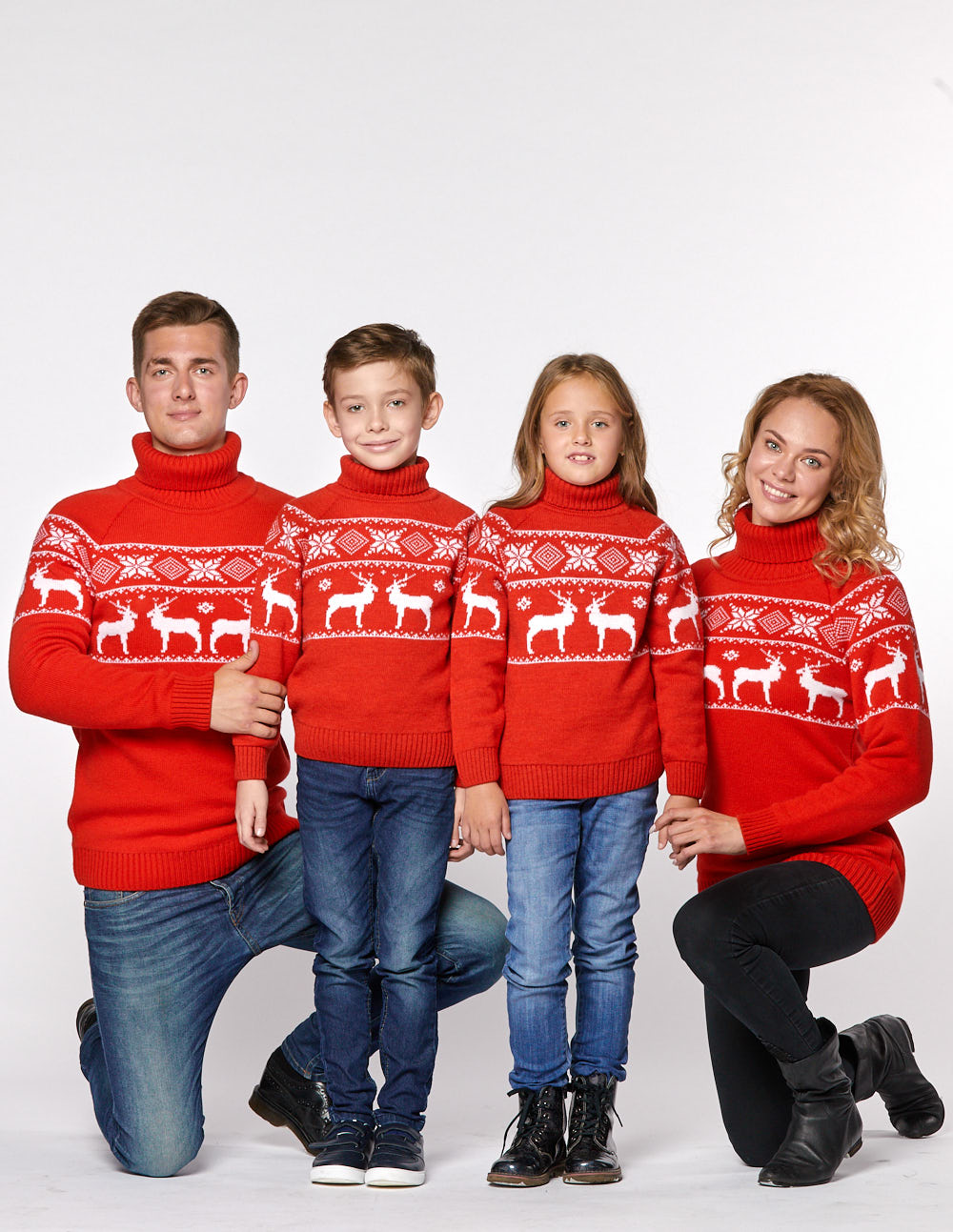Свитеры с оленями в ряд для папы, мамы и двух детей - фото2