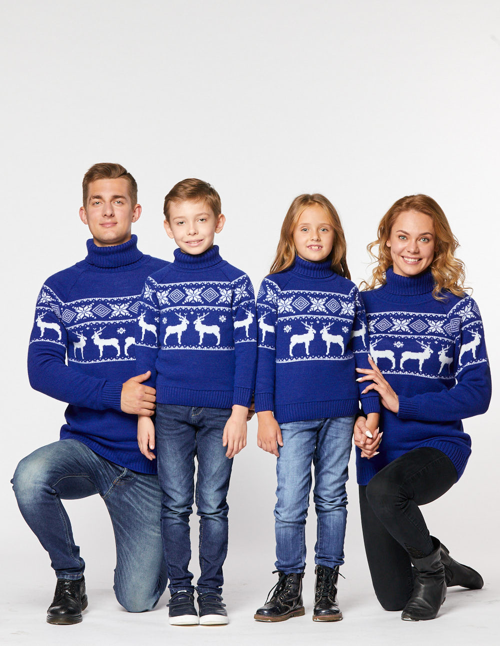 Свитеры с оленями в ряд для папы, мамы и двух детей - фото1