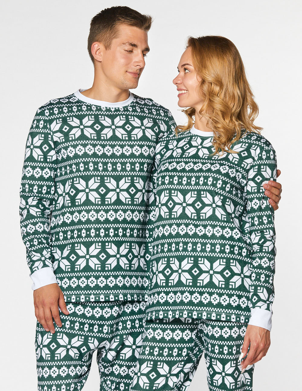 Мужская и женская пижамы со снежинками - фото1