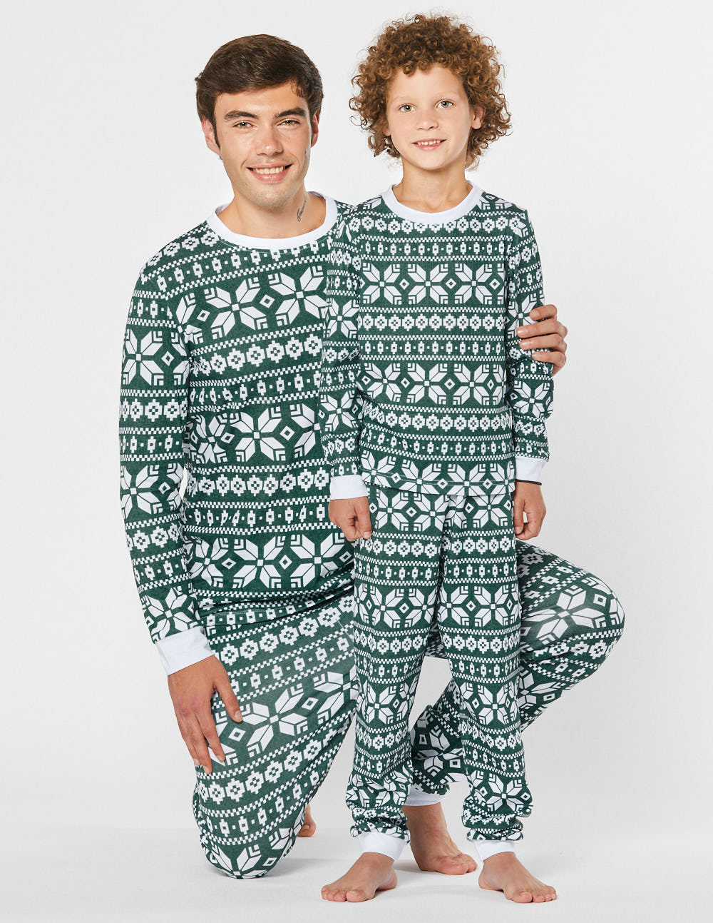 Пижамы со снежинками для папы и сына - фото2